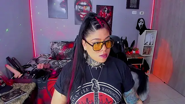 Snapshot of Veronika_metal chatting on 12.15.25 Veronika metal online show from 12.15.25