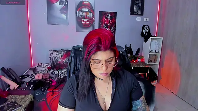 Snapshot of Veronika_metal chatting on 12.17.25 Veronika metal online show from 12.17.25