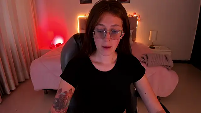 Emily Warren  online show from 11.10.25