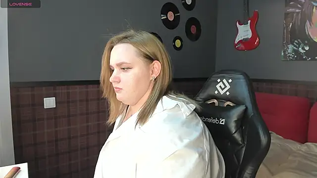 Snapshot of Amy_Hall chatting on 03.18.25 Amy Hall online show from 03.18.25