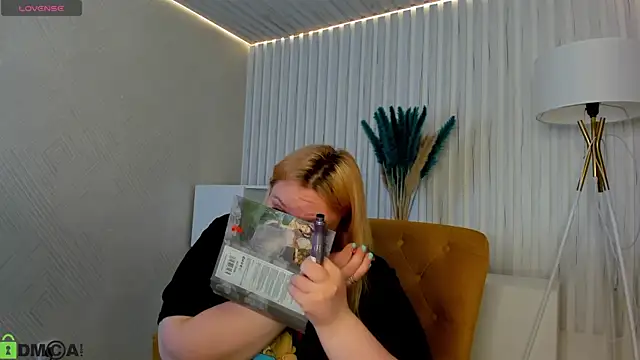 Snapshot of Amy_Hall chatting on 09.14.25 Amy Hall online show from 09.14.25