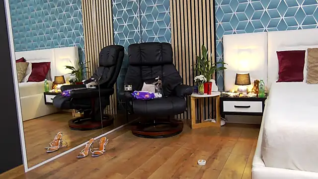 Snapshot of zoeylarkens chatting on 02.25.25 zoeylarkens online show from 02.25.25