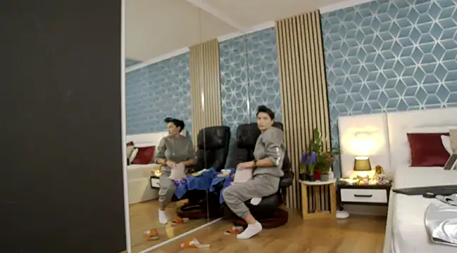 Snapshot of zoeylarkens chatting on 02.28.25 zoeylarkens online show from 02.28.25