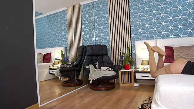 Snapshot of zoeylarkens chatting on 03.01.25 zoeylarkens online show from 03.01.25