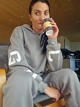 Snapshot of zoeylarkens chatting on 10.05.25 zoeylarkens online show from 10.05.25