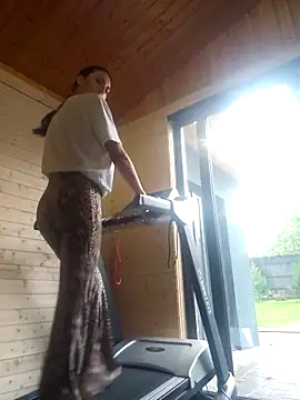 Snapshot of zoeylarkens chatting on 10.06.25 zoeylarkens online show from 10.06.25