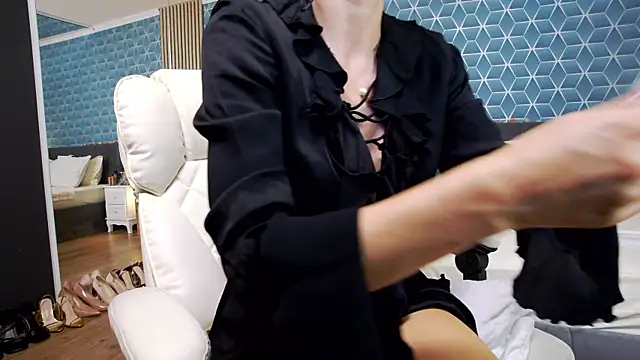 Snapshot of zoeylarkens chatting on 10.14.25 zoeylarkens online show from 10.14.25