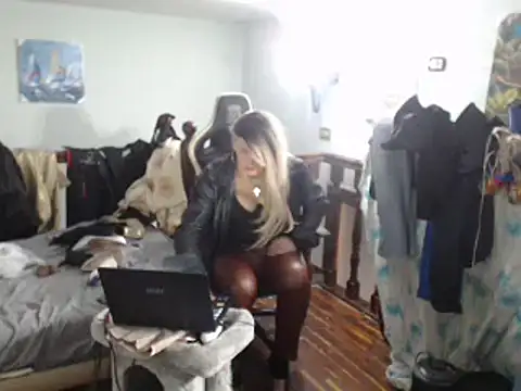 Snapshot of emmex671 chatting on 02.26.25 emmex671 online show from 02.26.25