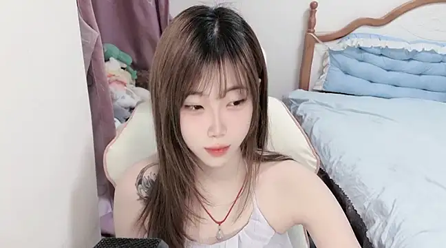 Snapshot of vivian-vv chatting on 03.19.25 vivian-vv online show from 03.19.25