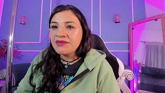 TaraTaylorr online show from 10.15.25