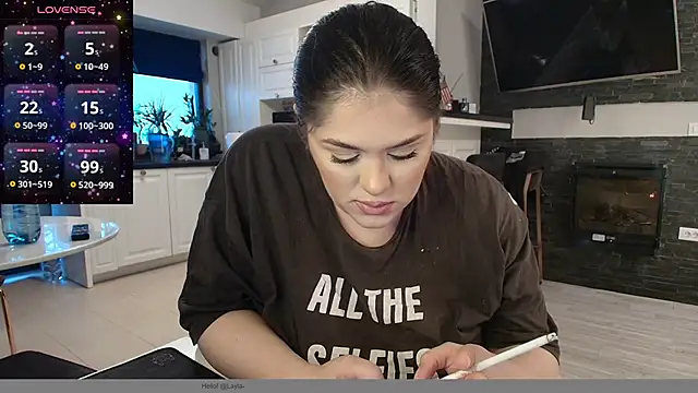 Snapshot of Layla- chatting on 12.11.24 Layla- online show from 12.11.24