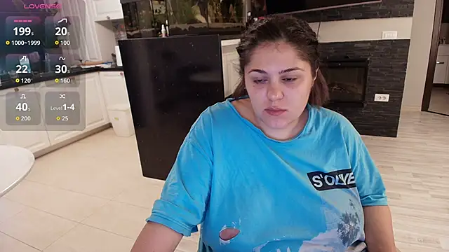 Snapshot of Layla- chatting on 09.12.25 Layla- online show from 09.12.25