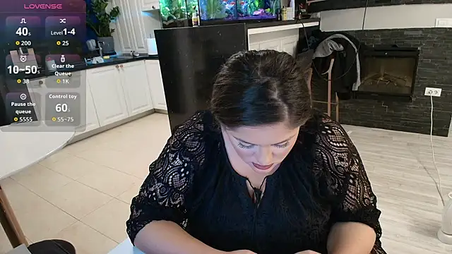 Snapshot of Layla- chatting on 10.05.25 Layla- online show from 10.05.25