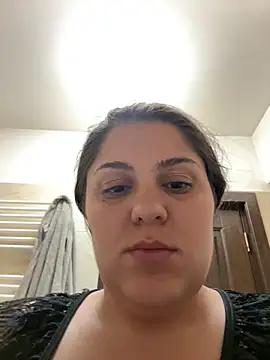 Snapshot of Layla- chatting on 10.06.25 Layla- online show from 10.06.25