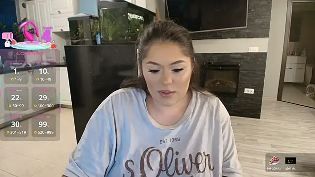 Snapshot of Layla- chatting on 11.05.25 Layla- online show from 11.05.25