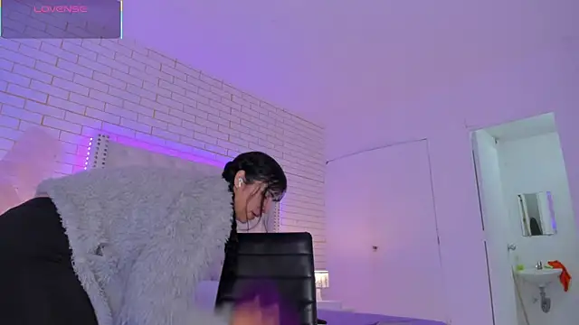 Emilly wilson  online show from 11.08.25