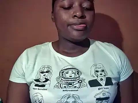 Snapshot of sexyhips2001 chatting on 10.14.25 sexyhips2001 online show from 10.14.25