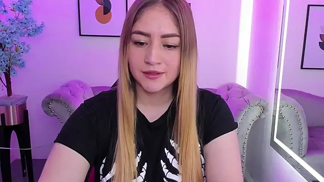 Snapshot of Agatha_luxx chatting on 03.17.25 Agatha luxx online show from 03.17.25