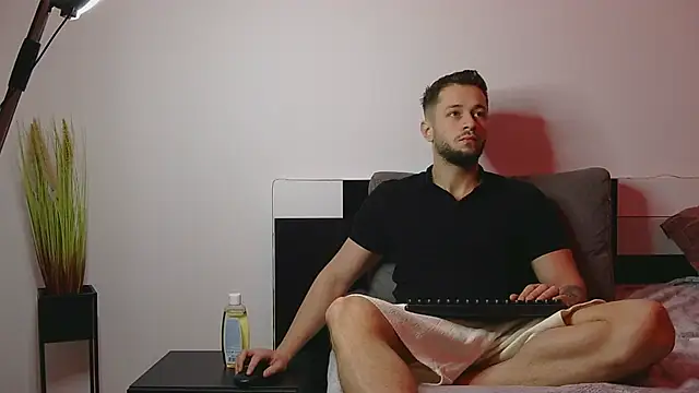 Snapshot of nicholasX1 chatting on 03.17.25 nicholasX1 online show from 03.17.25