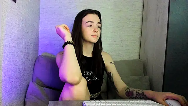 Snapshot of imyourdreams chatting on 10.05.25 imyourdreams online show from 10.05.25