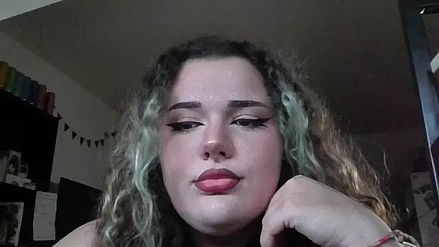 Snapshot of GreenNyx chatting on 10.11.25 GreenNyx online show from 10.11.25