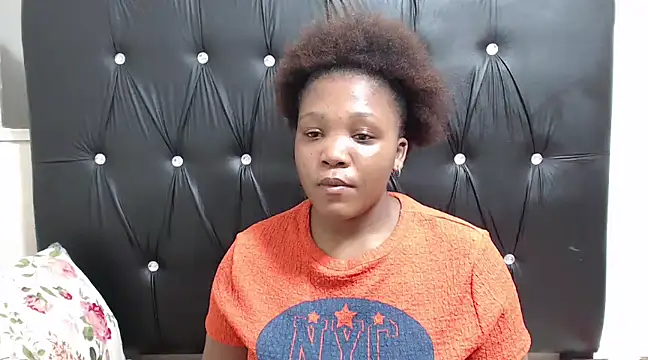 Snapshot of Beyoncex05 chatting on 03.11.25 Beyoncex05 online show from 03.11.25