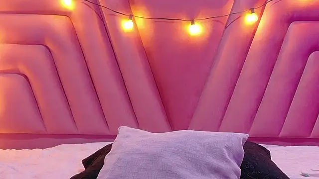 playfulcurvy online show from 10.05.25