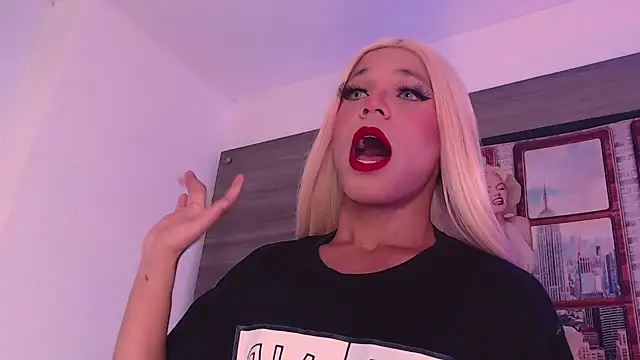 Snapshot of SashaNova chatting on 11.08.25 SashaNova online show from 11.08.25