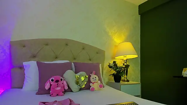 Mia Montess online show from 04.08.26