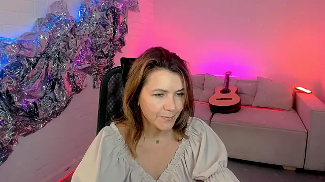 Snapshot of NicoleHitman chatting on 09.19.25 NicoleHitman online show from 09.19.25