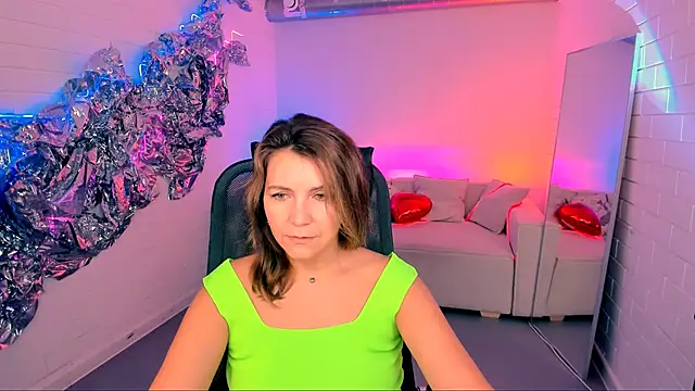 Snapshot of NicoleHitman chatting on 10.12.25 NicoleHitman online show from 10.12.25