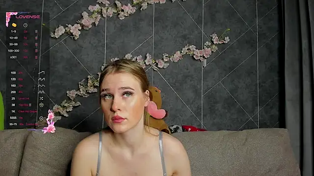 Snapshot of EvaTheHeart chatting on 11.12.25 EvaTheHeart online show from 11.12.25