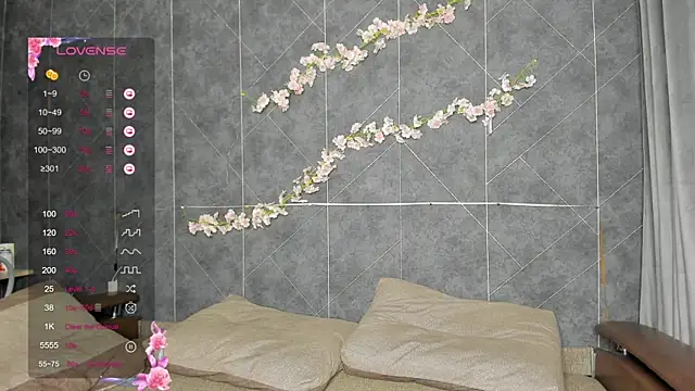 Snapshot of EvaTheHeart chatting on 11.15.25 EvaTheHeart online show from 11.15.25