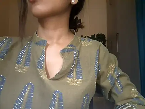 Queen Ayeshaa online show from 03.19.25