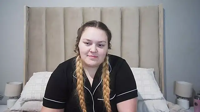 Snapshot of Neytjie chatting on 06.29.26 Neytjie online show from 06.29.26