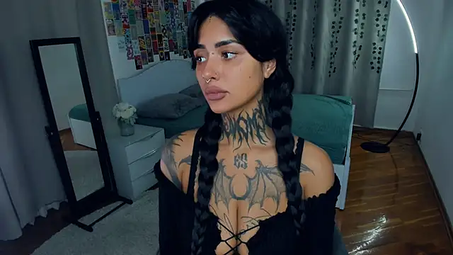 Snapshot of CharimgSabrina chatting on 10.05.25 CharimgSabrina online show from 10.05.25