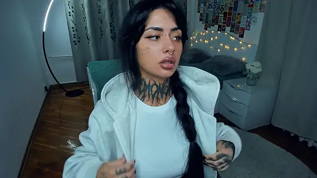 Snapshot of CharimgSabrina chatting on 10.20.25 CharimgSabrina online show from 10.20.25