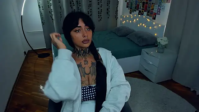 Snapshot of CharimgSabrina chatting on 10.27.25 CharimgSabrina online show from 10.27.25