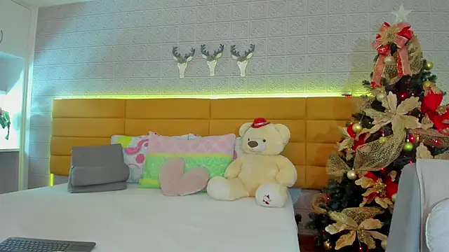 LeilaHiuston online show from 11.10.25