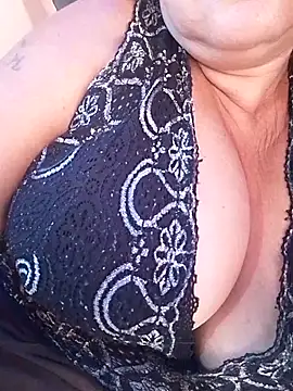 Snapshot of Sandra42 chatting on 04.22.26 Sandra42 online show from 04.22.26
