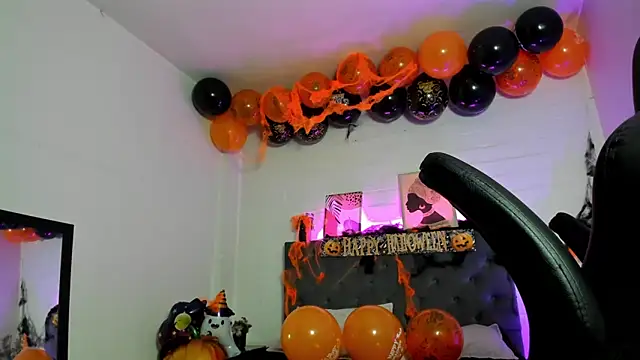 Snapshot of Ayliinn_ chatting on 10.26.25 Ayliinn online show from 10.26.25