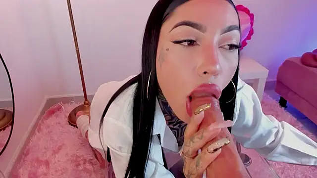 Snapshot of Dani_Valen chatting on 10.21.25 Dani Valen online show from 10.21.25