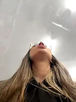 Isabella Varella online show from 10.18.25