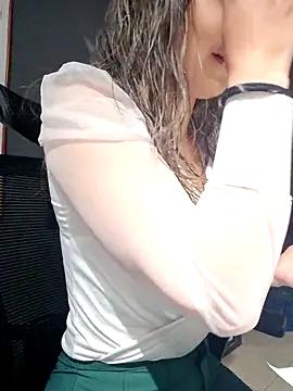 Isabella Varella online show from 10.29.25