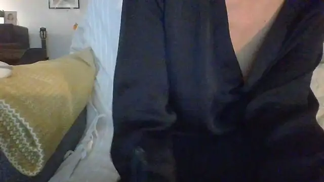 Snapshot of Valentinette chatting on 10.28.25 Valentinette online show from 10.28.25