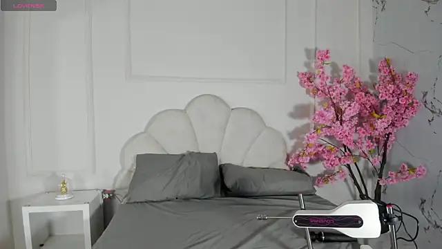 Snapshot of Candaceoweens chatting on 10.26.25 Candaceoweens online show from 10.26.25