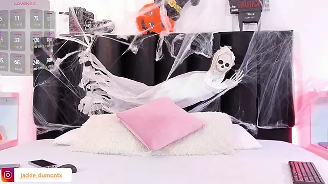 JackieDumont1 online show from 10.18.25