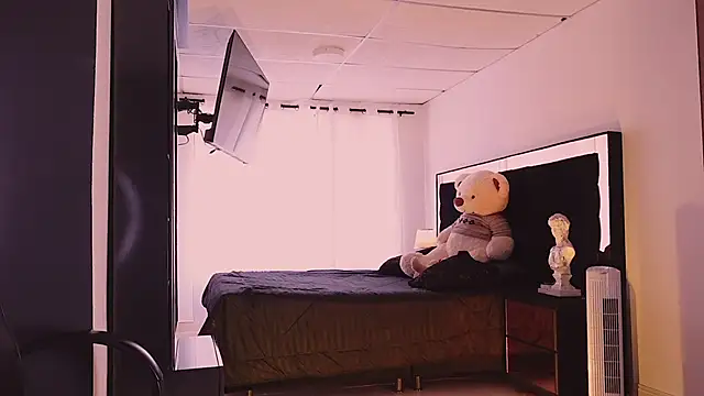 Snapshot of ErosKhaos chatting on 10.02.25 ErosKhaos online show from 10.02.25