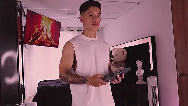 Snapshot of ErosKhaos chatting on 10.03.25 ErosKhaos online show from 10.03.25