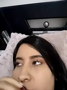 Snapshot of mialorents chatting on 10.18.25 mialorents online show from 10.18.25